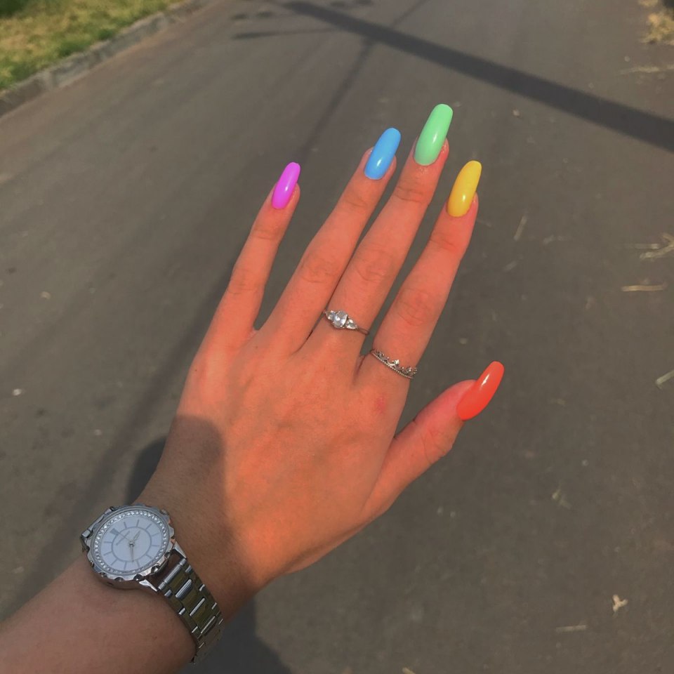 Яркие длинные ногти