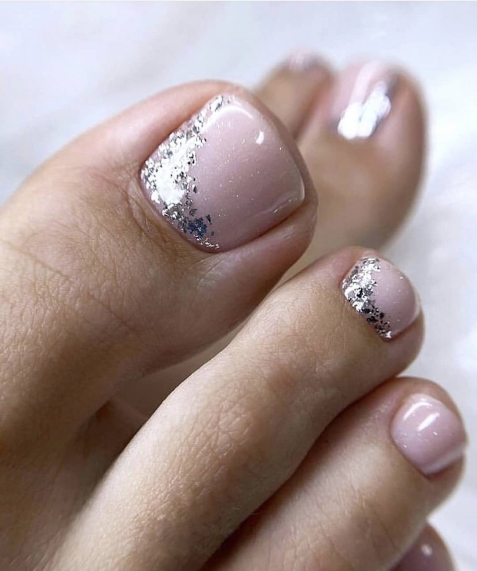 Педикюр френч с блестками