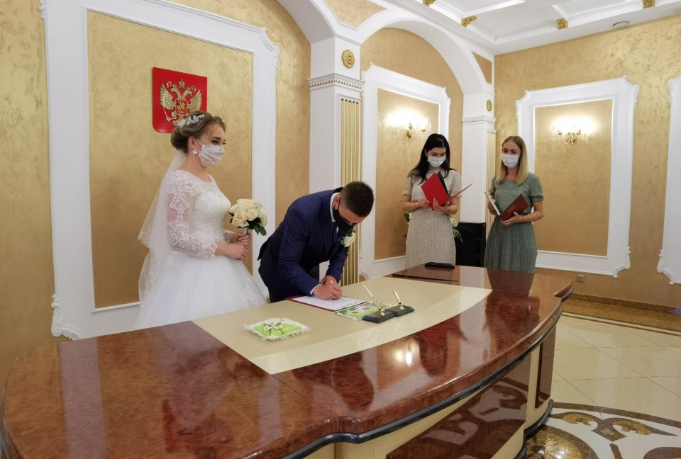 Свадебный оранжевый маникюр