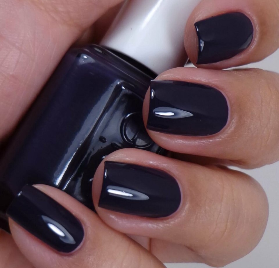 Лак Essie черный