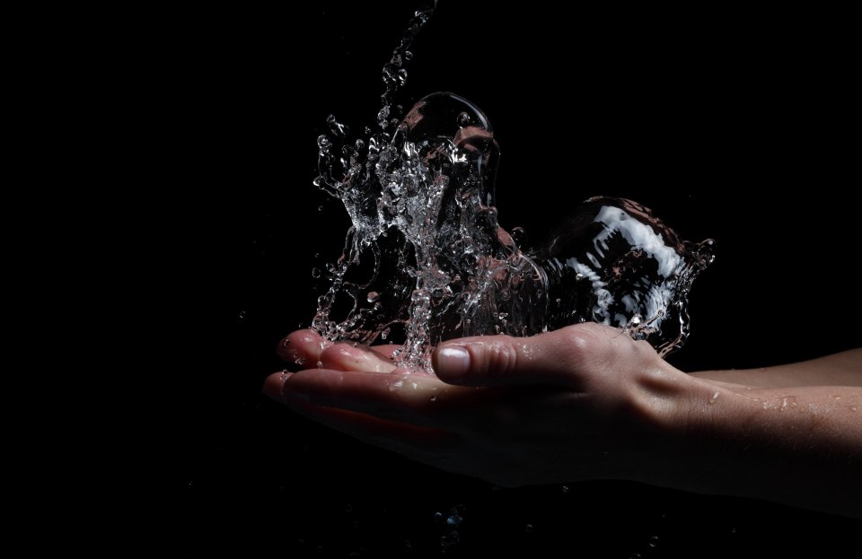 Брызги воды на черном фоне