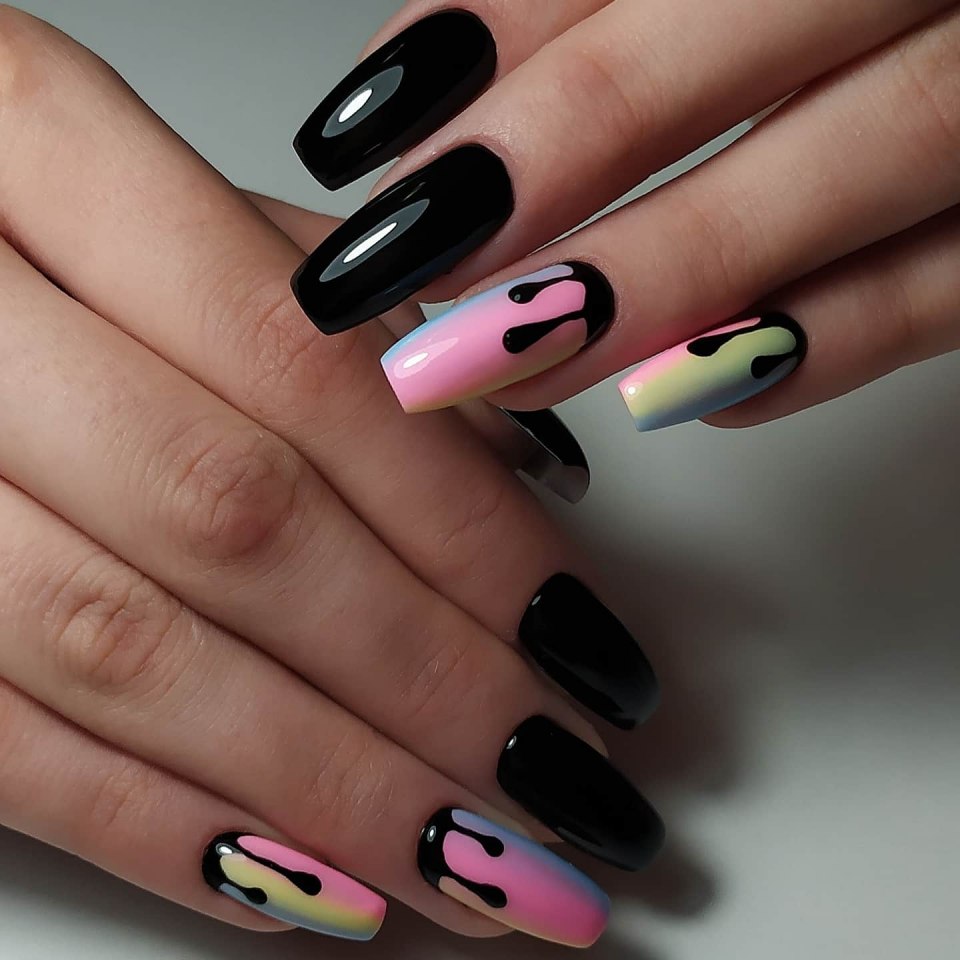 Маникюр черный с ярким
