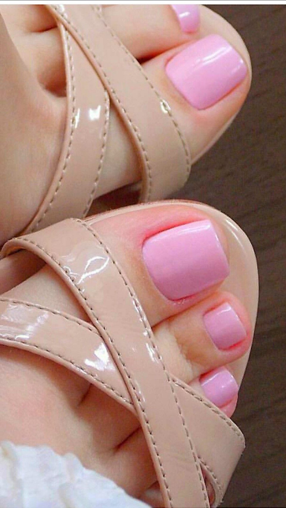 Педикюр розовый с белым