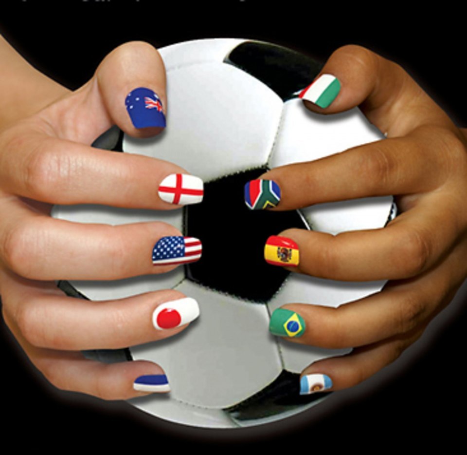 Маникюр футбольная тематика