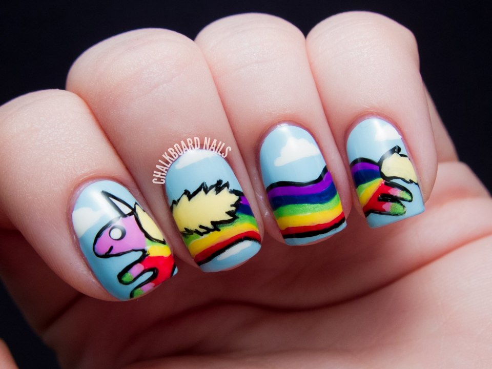 Мультяшный маникюр на короткие ногти