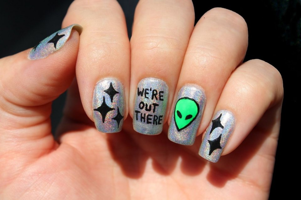 Ногти с пришельцами