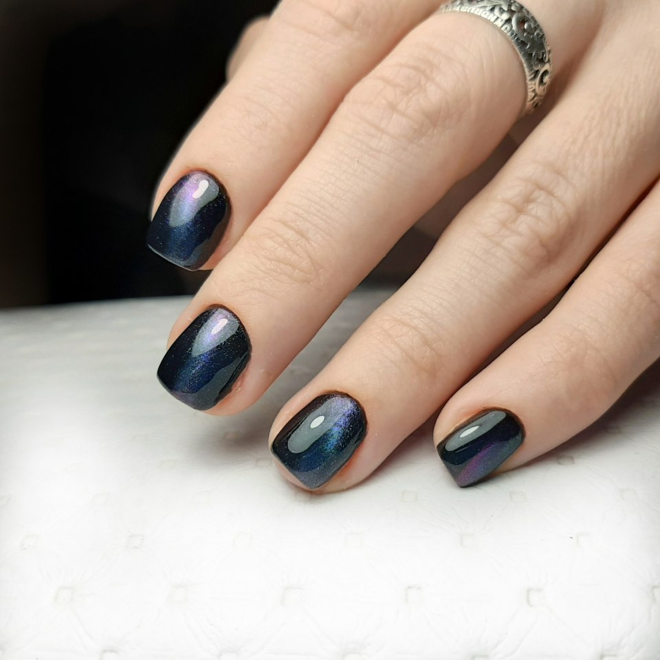 Тёмный маникюр 2021 кошачий глаз