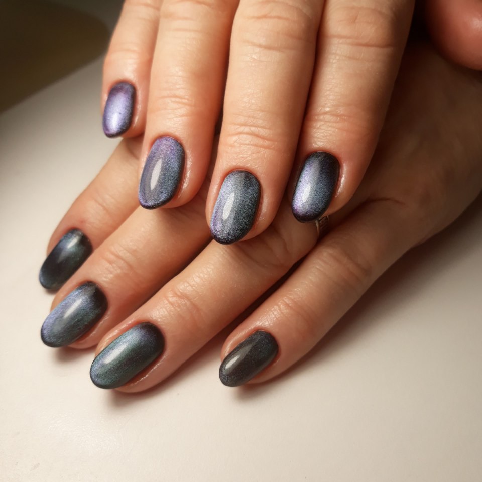 Маникюр кошачий глаз серый