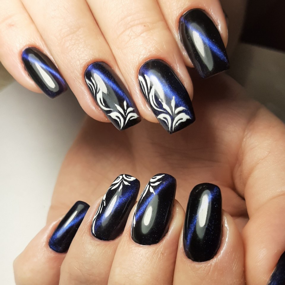 Синий маникюр 2021