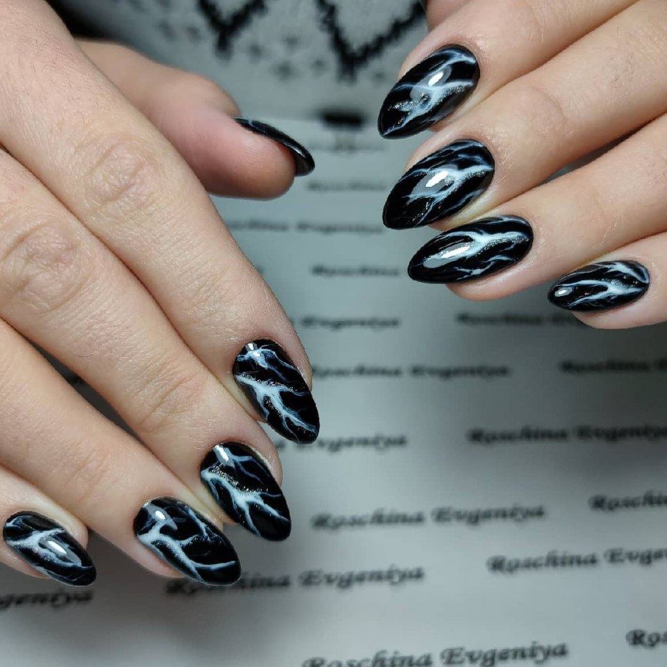 Черный маникюр с синим мрамором
