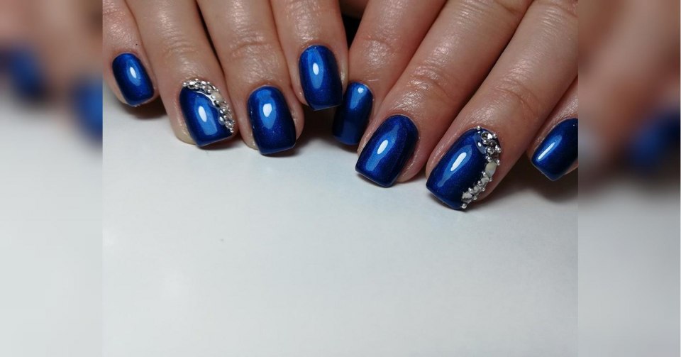 Новогодний маникюр синий кошачий глаз
