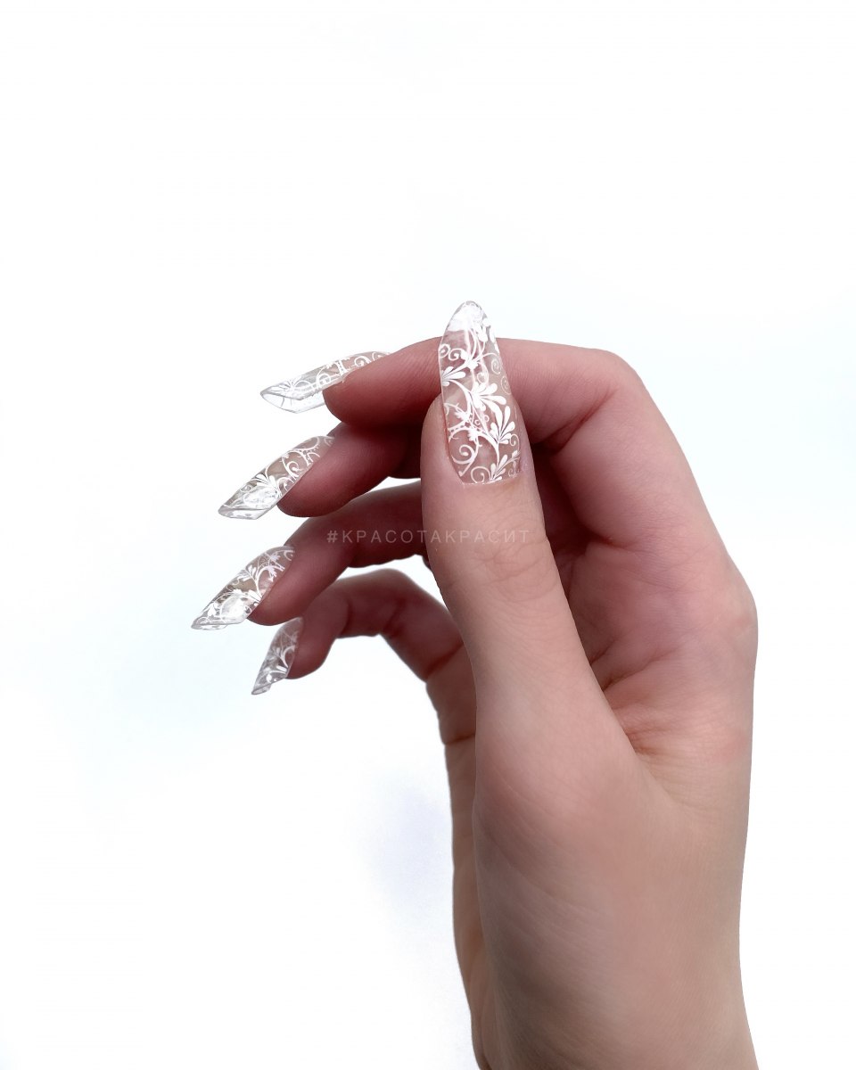 Прозрачный маникюр на длинные ногти