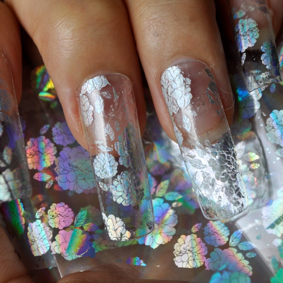 Прозрачные ногти с фольгой