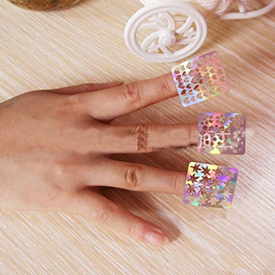 Прозрачный маникюр с наклейками