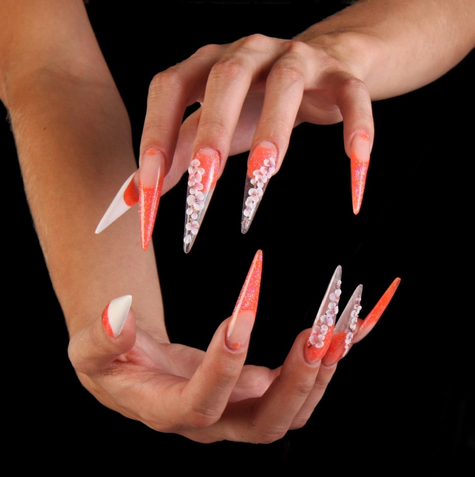 Длинные накладные ногти на руках