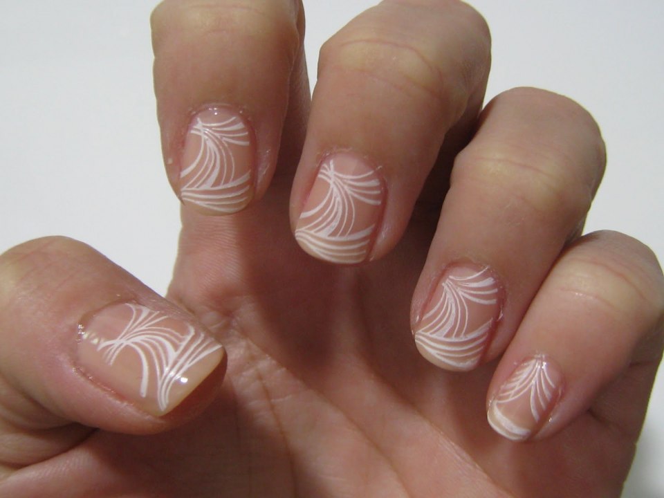 Прозрачный маникюр со стемпингом