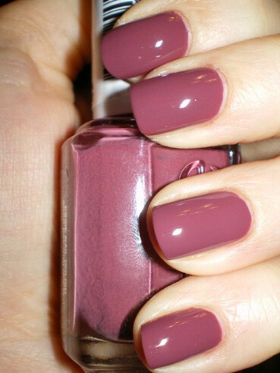 Essie брусничный