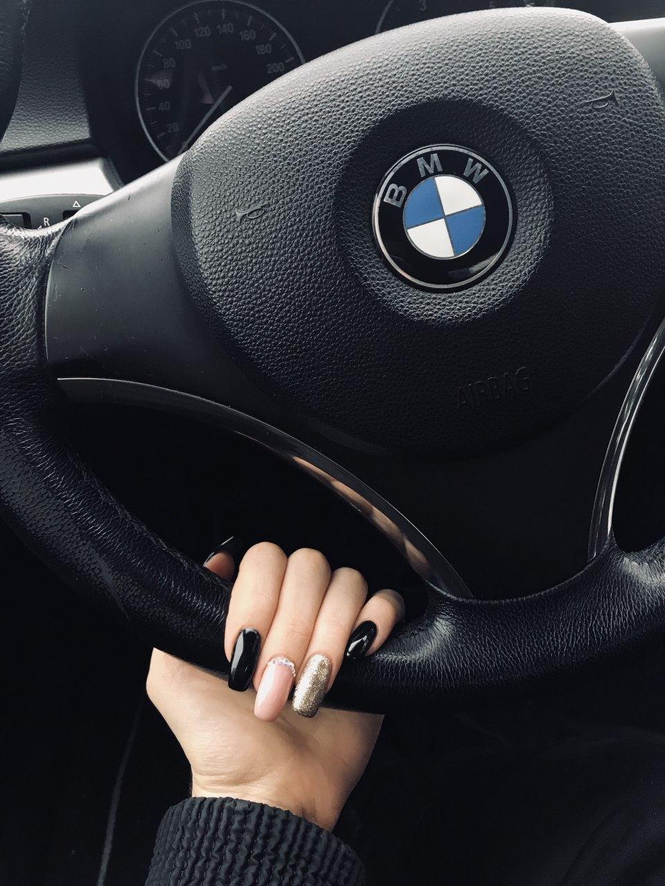 Девушка за рулем BMW