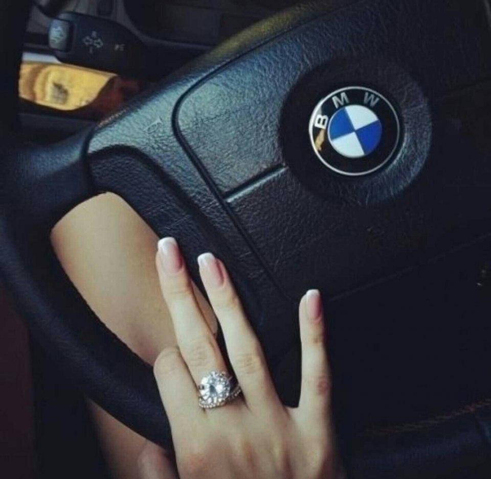 Девушка за рулем BMW