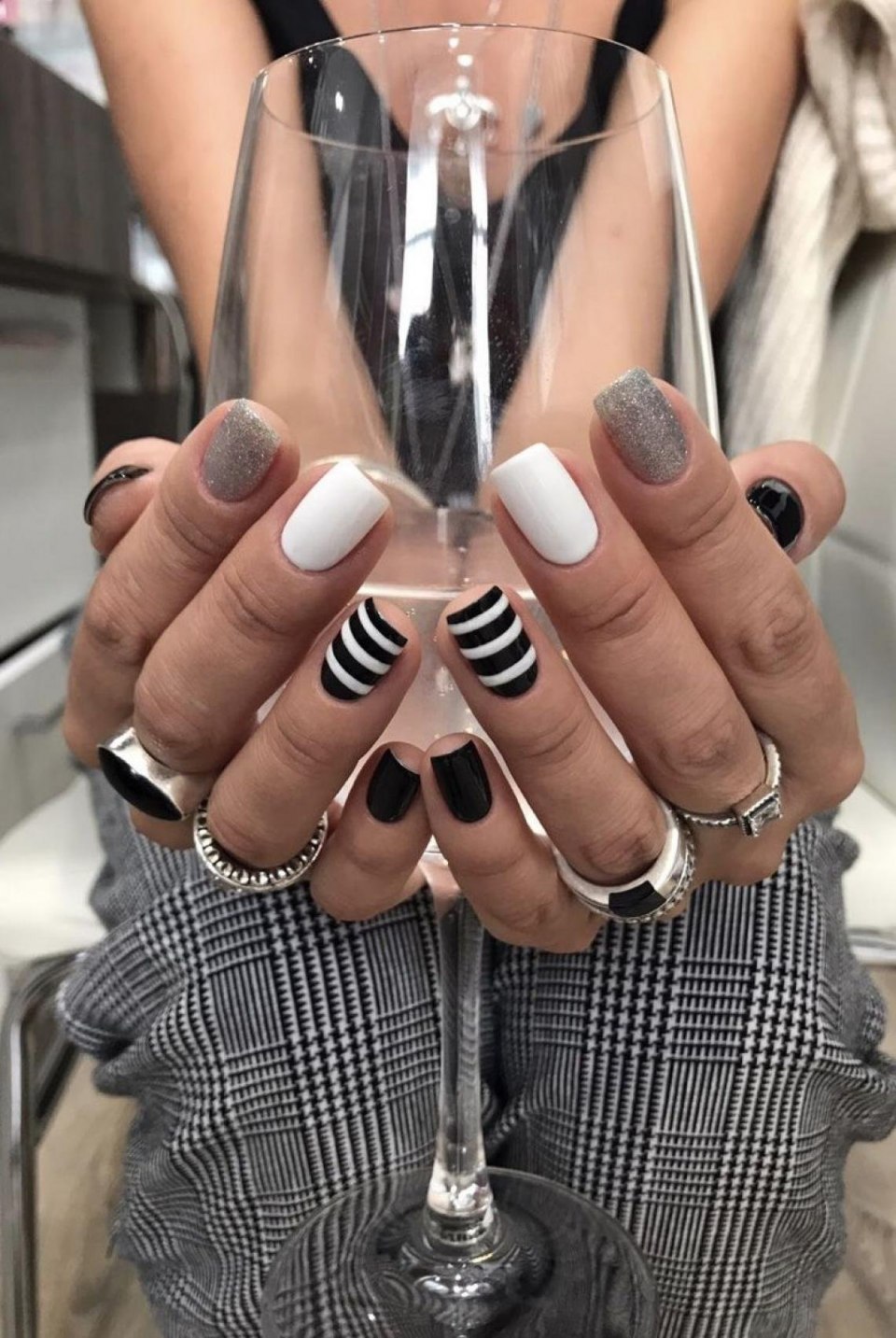 Стильная девушка с маникюром