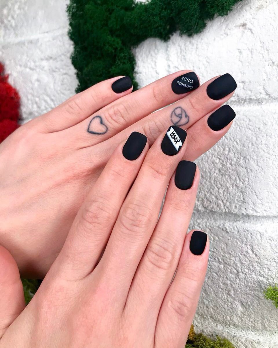 Дерзкий маникюр на средние ногти