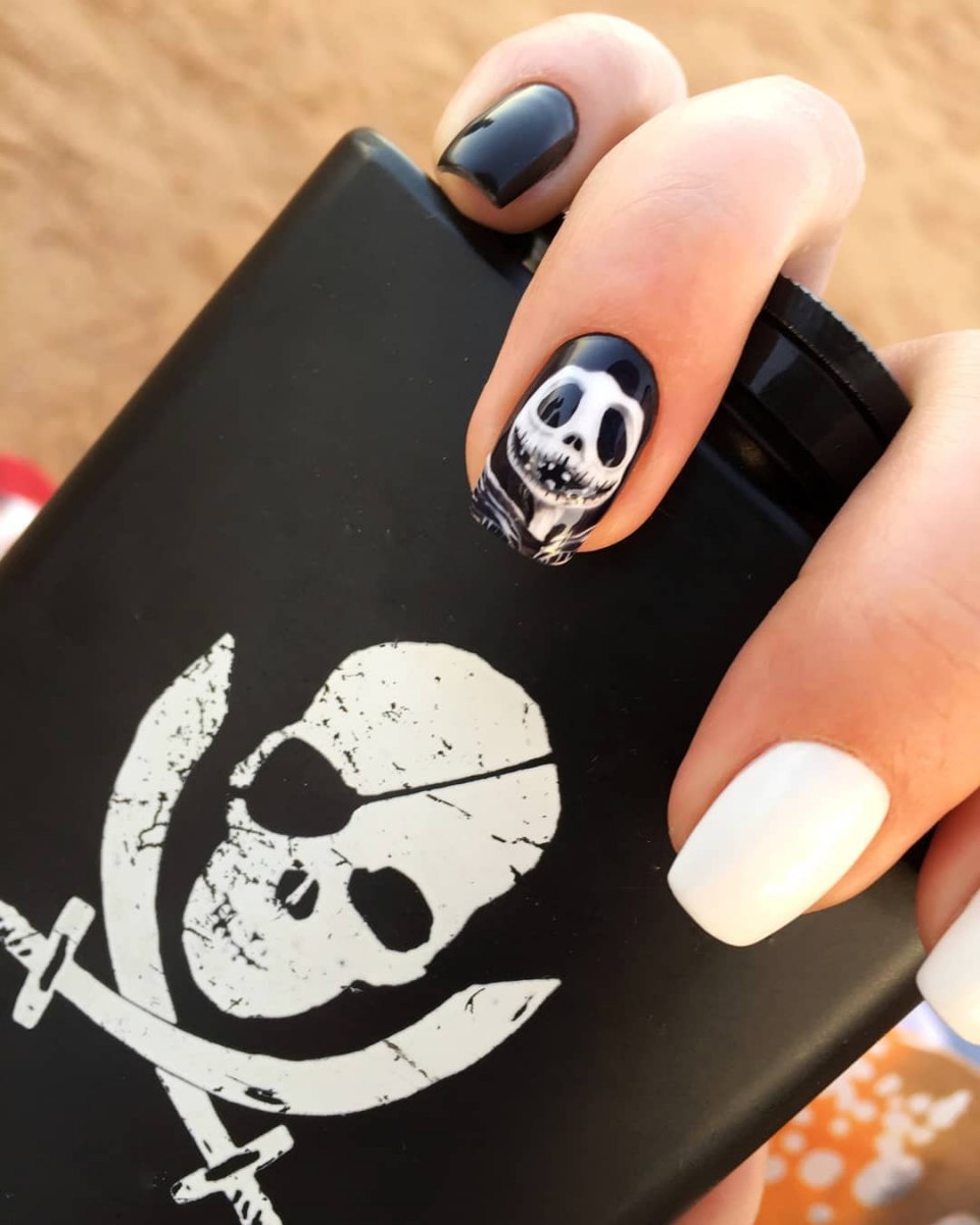 Черно красный маникюр на короткие ногти