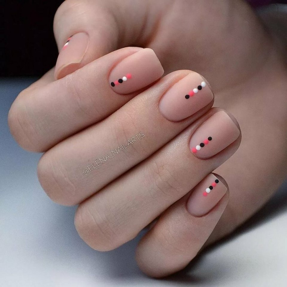 Чёрный маникюр на короткие