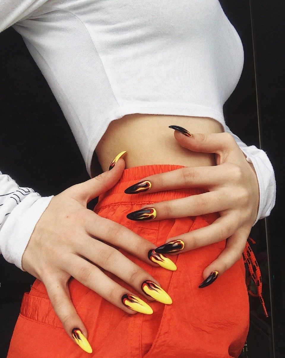 Ногти с надписями молодежные