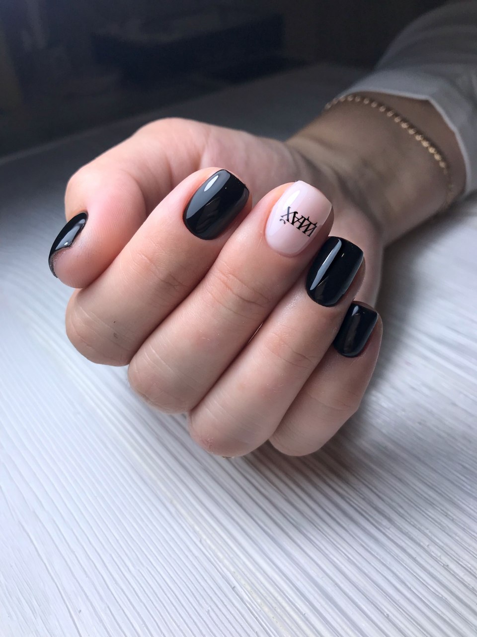 Чёрные ногти с надписями