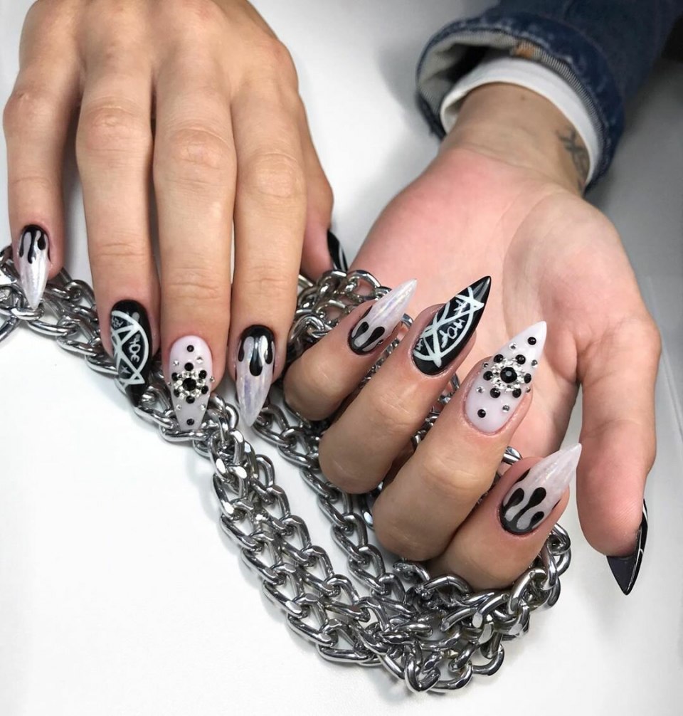 Маникюр черный-красный наполовину