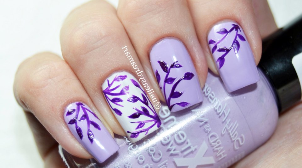 Фиолетовый маникюр с узором