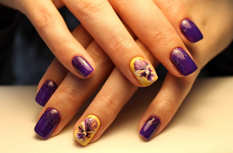Фиалки на ногтях маникюр