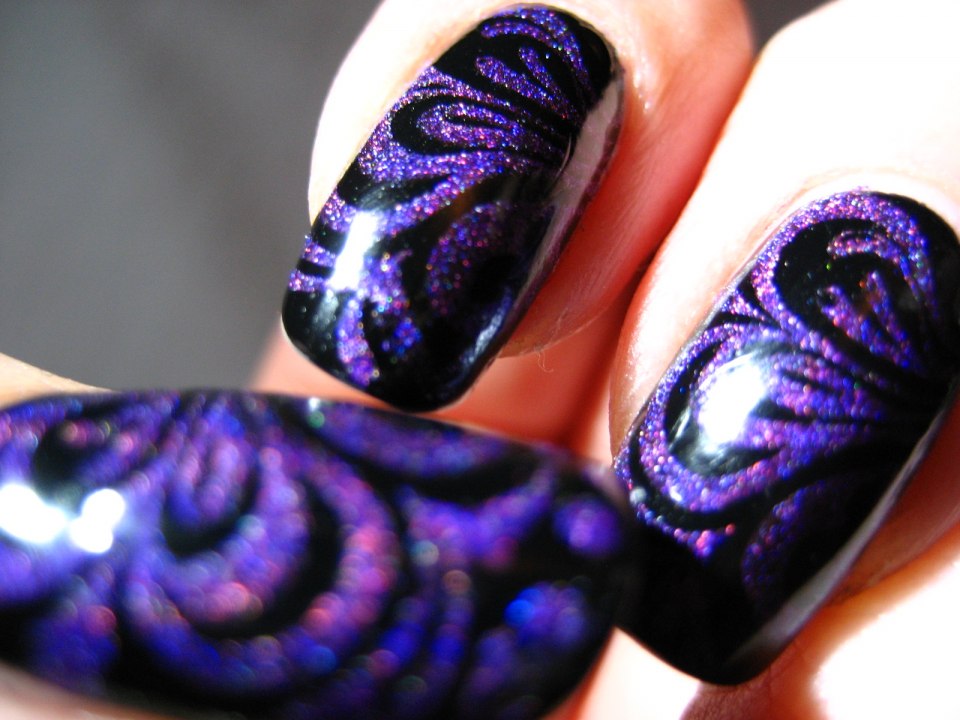 Чёрные ногти с фиолетовыми разводами