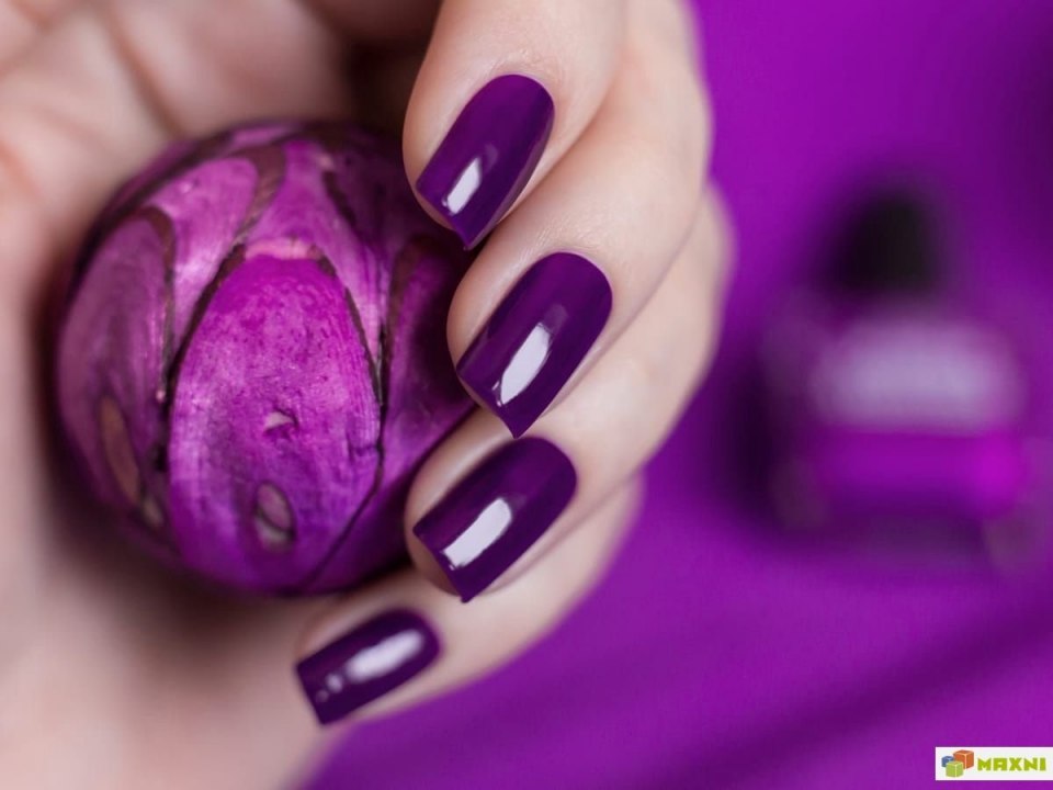 Ногти на фиолетовом фоне
