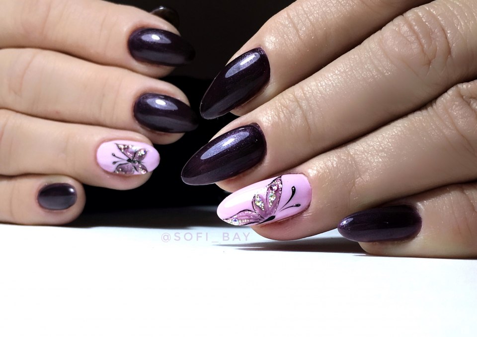 Фиолетовый маникюр с бабочками