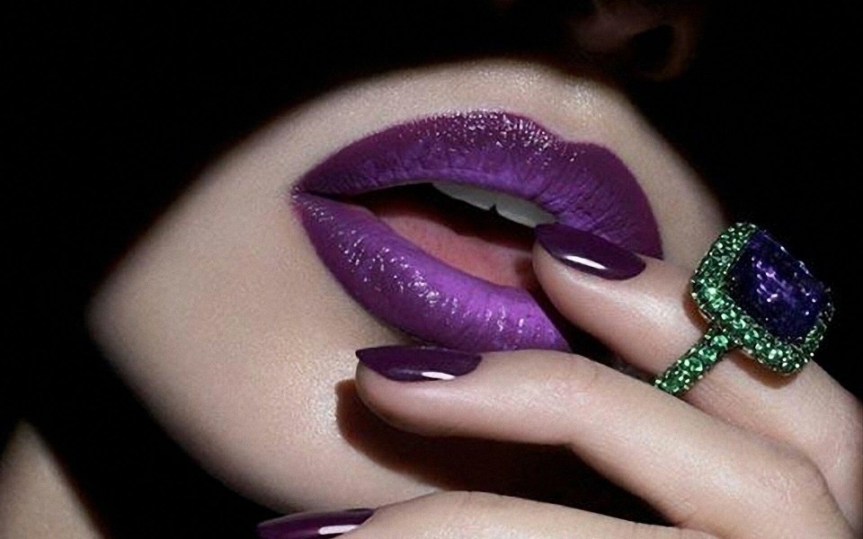 Гламурные губы фиолетовые