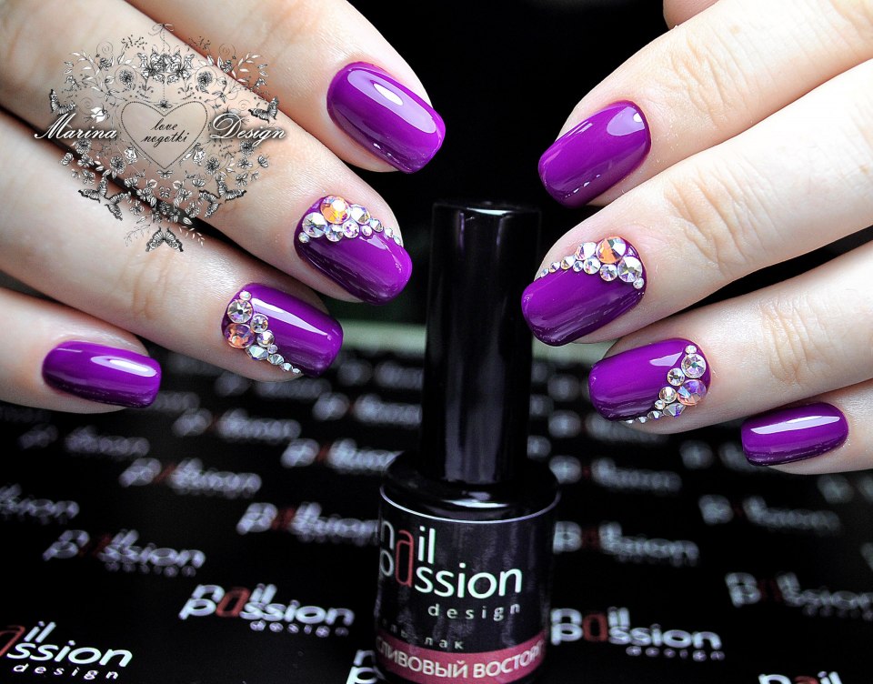 Фиолетовый маникюр со стразами