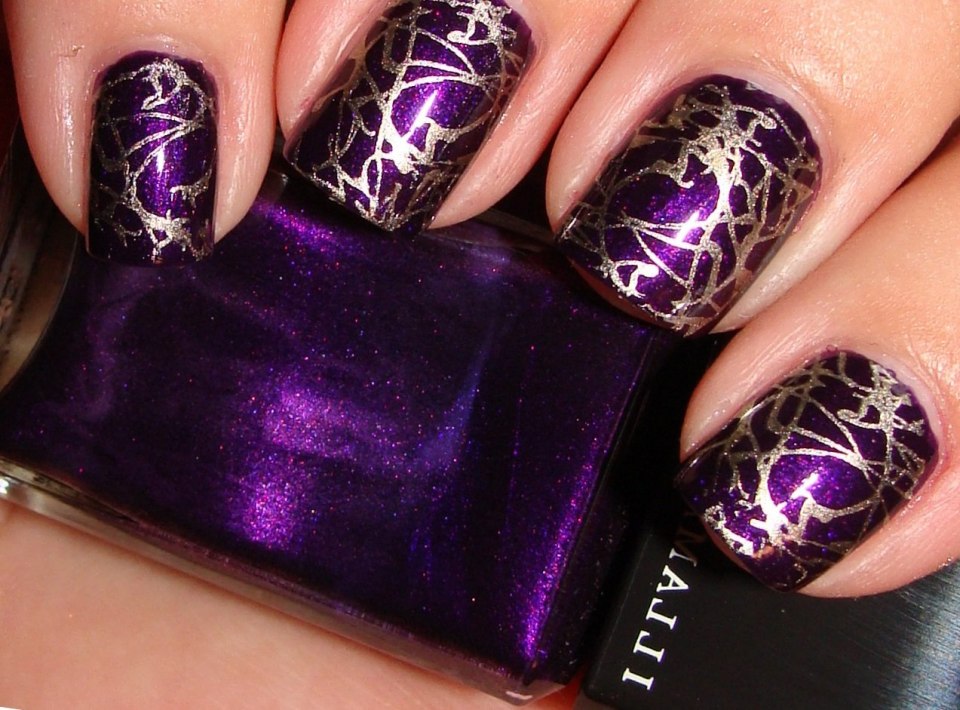 Праздничный маникюр фиолетовый