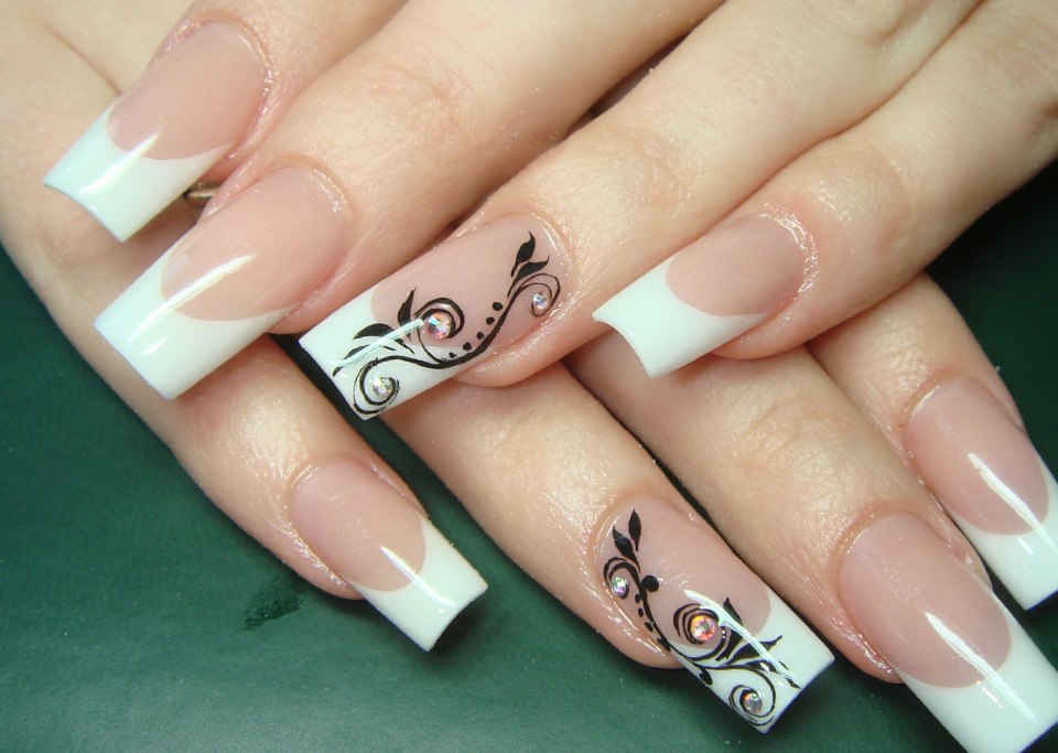 Маникюр французский с рисунком