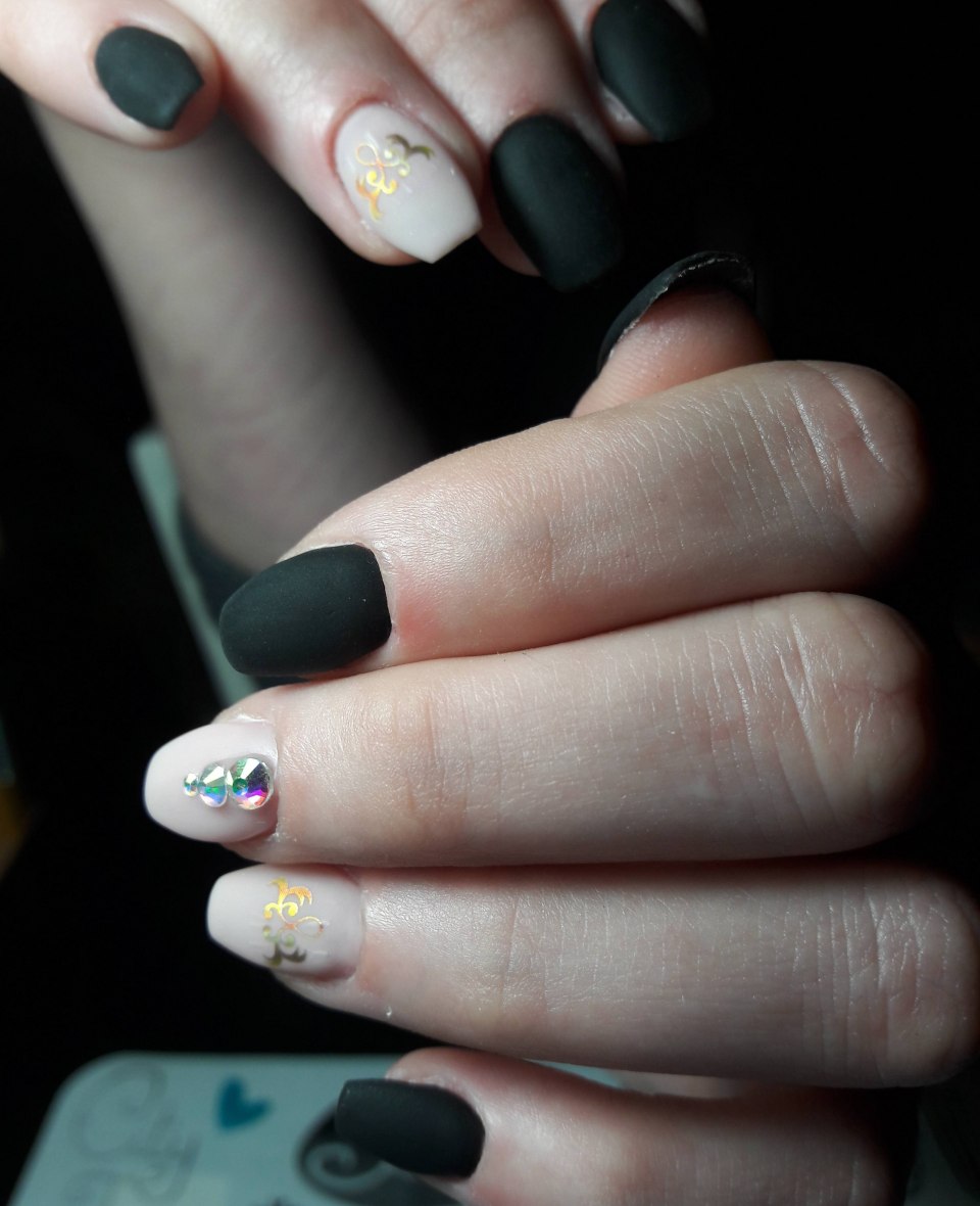 Чёрный матовый маникюр с наклейками