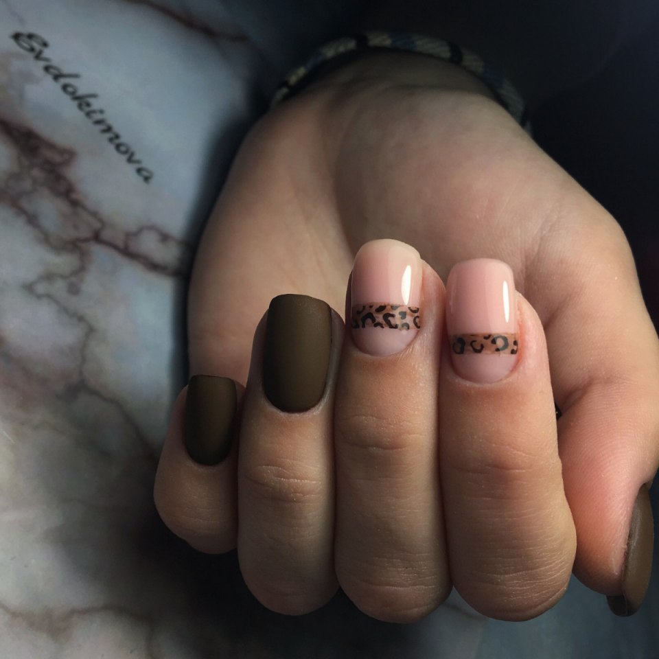 Коричневые матовые ногти с веткой