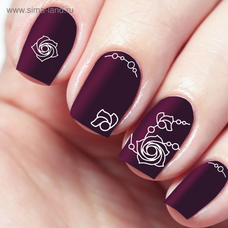 Чёрный маникюр с наклейками