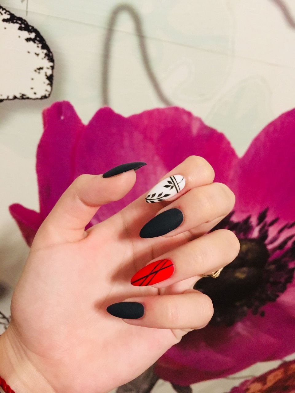 Маникюр черно красный с наклейками