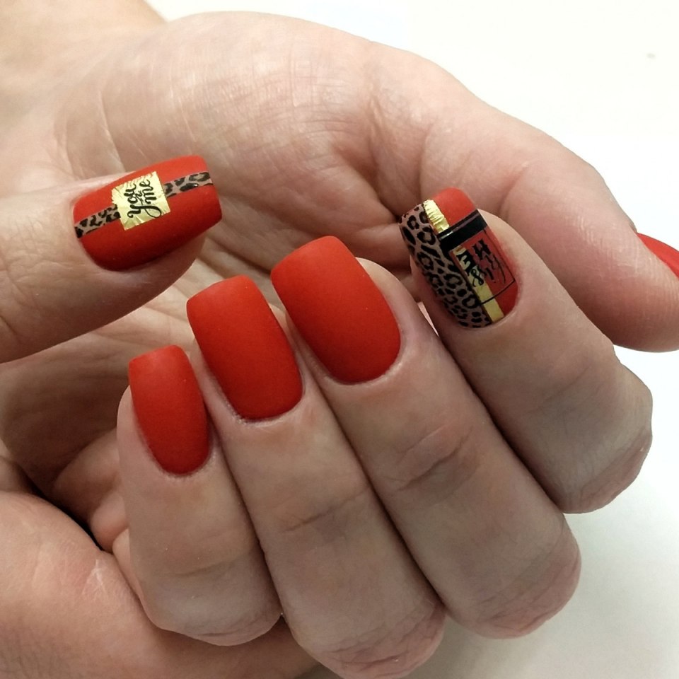 Красный матовый маникюр с наклейками