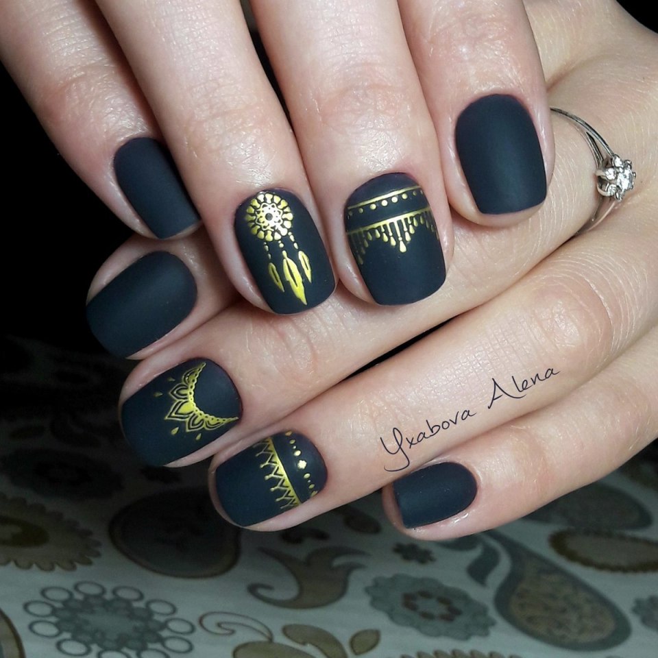 Чёрный матовый маникюр с наклейками