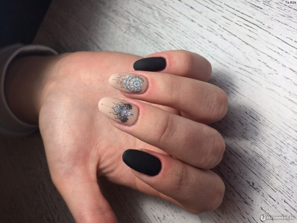 Матовый черный маникюр со слайдерами