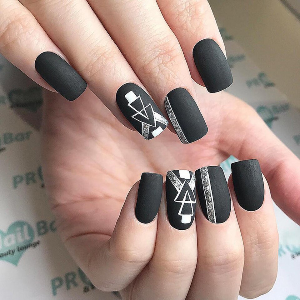 Черный летний маникюр