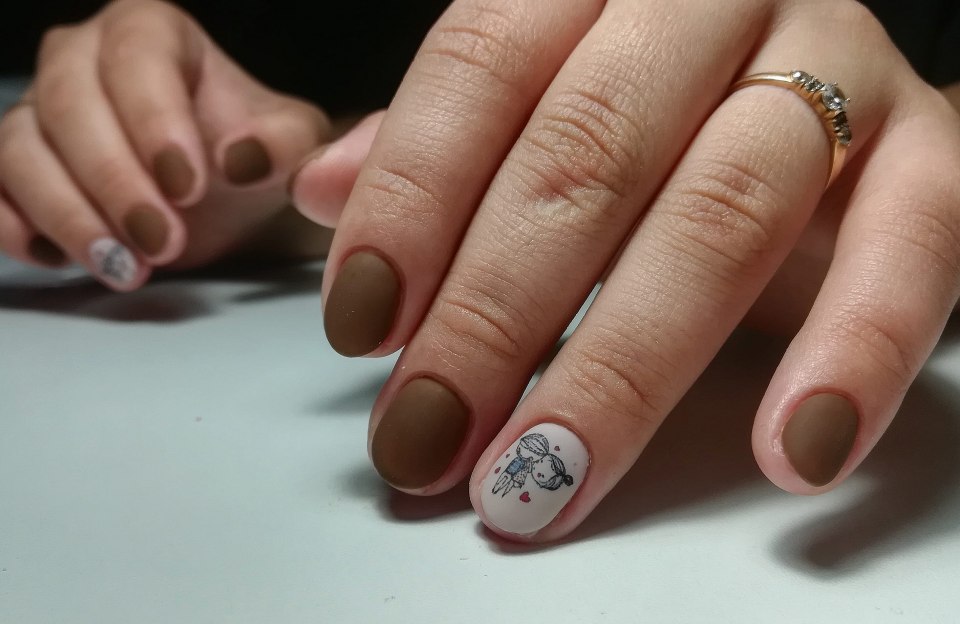 Бежевый маникюр со слайдерами