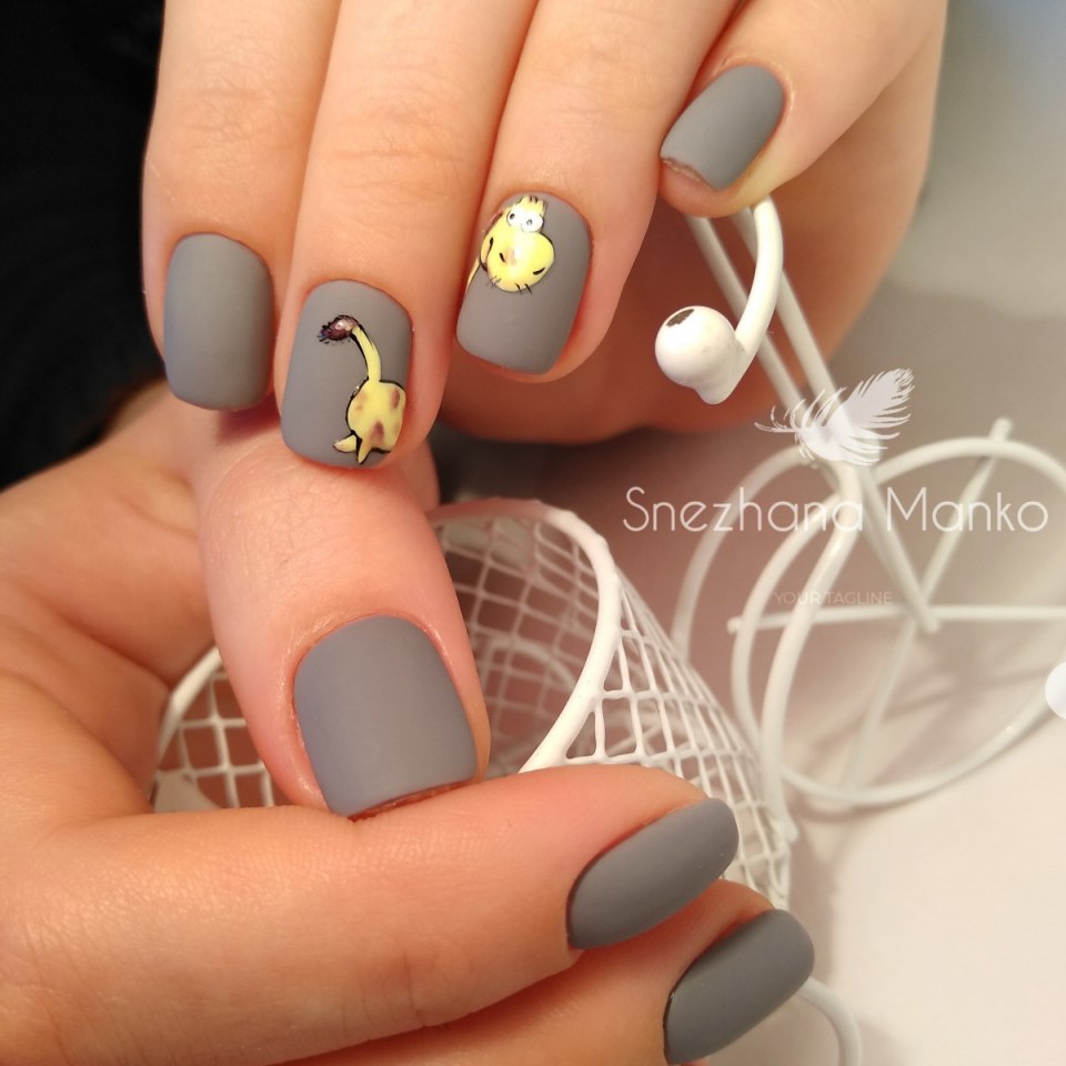 Матовый маникюр с мультяшками