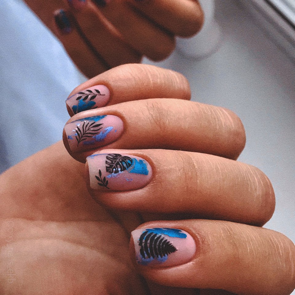 Маникюр абстракция 2021 на короткие ногти